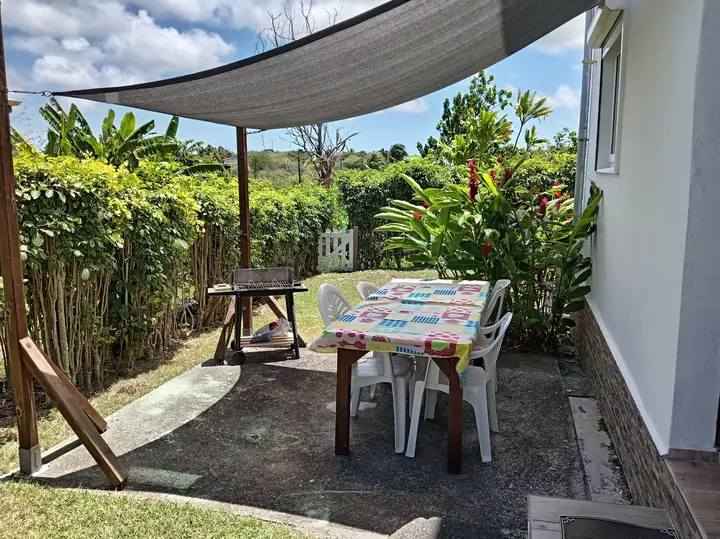Terrasse ombragée et jardin de Villa Le Gommier au Moule